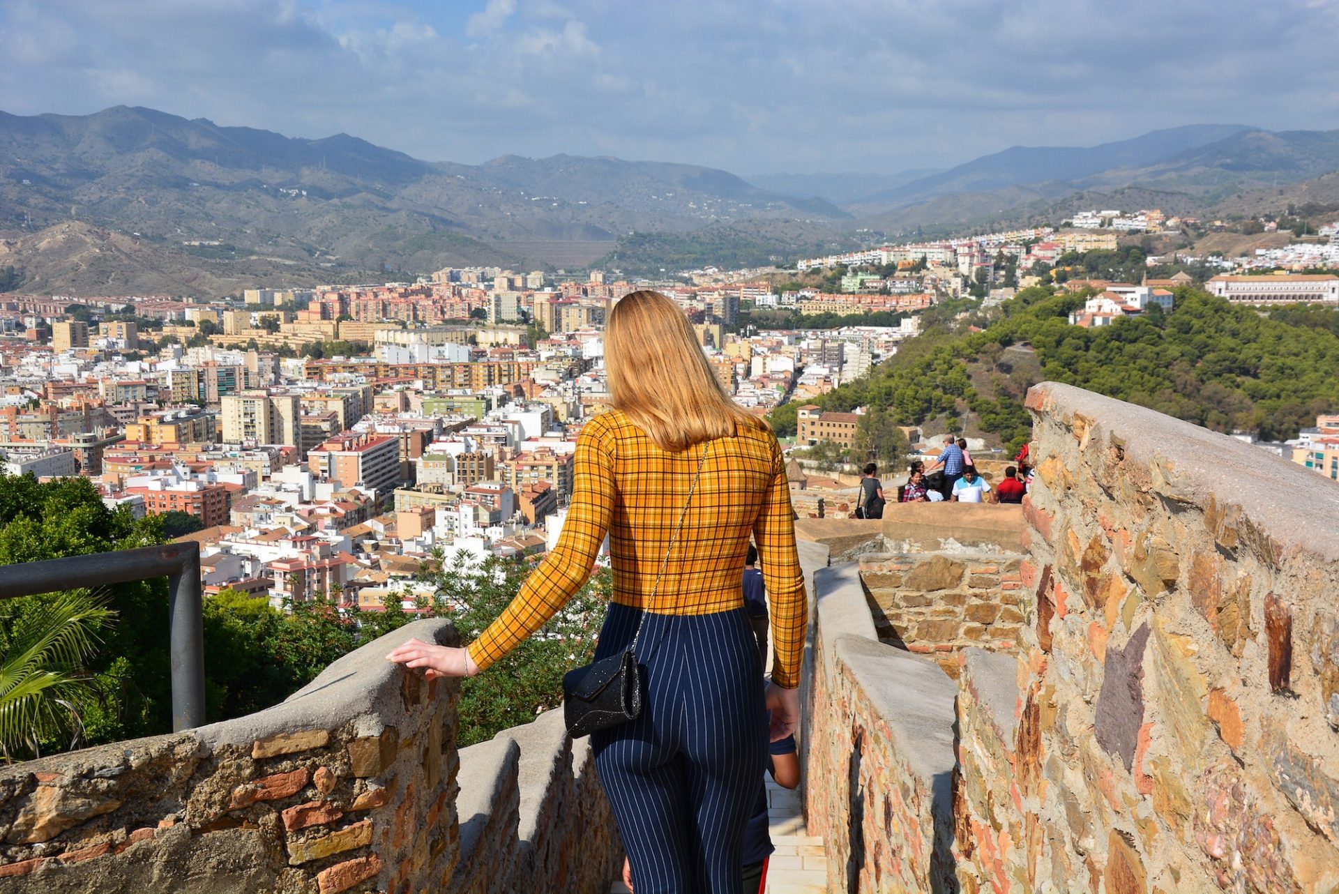 Explorando Málaga: Descubre los encantos ocultos. Chica explorando Málaga.